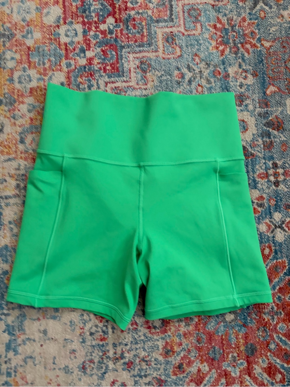 Athleta Kelly green salutation stash 5 inch bike shorts with pockets